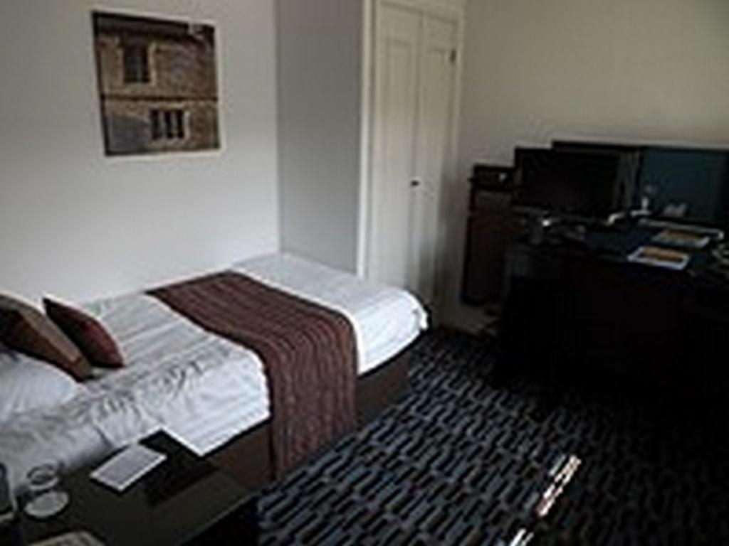 The Upper Reaches Hotel Abingdon-on-Thames Room photo
